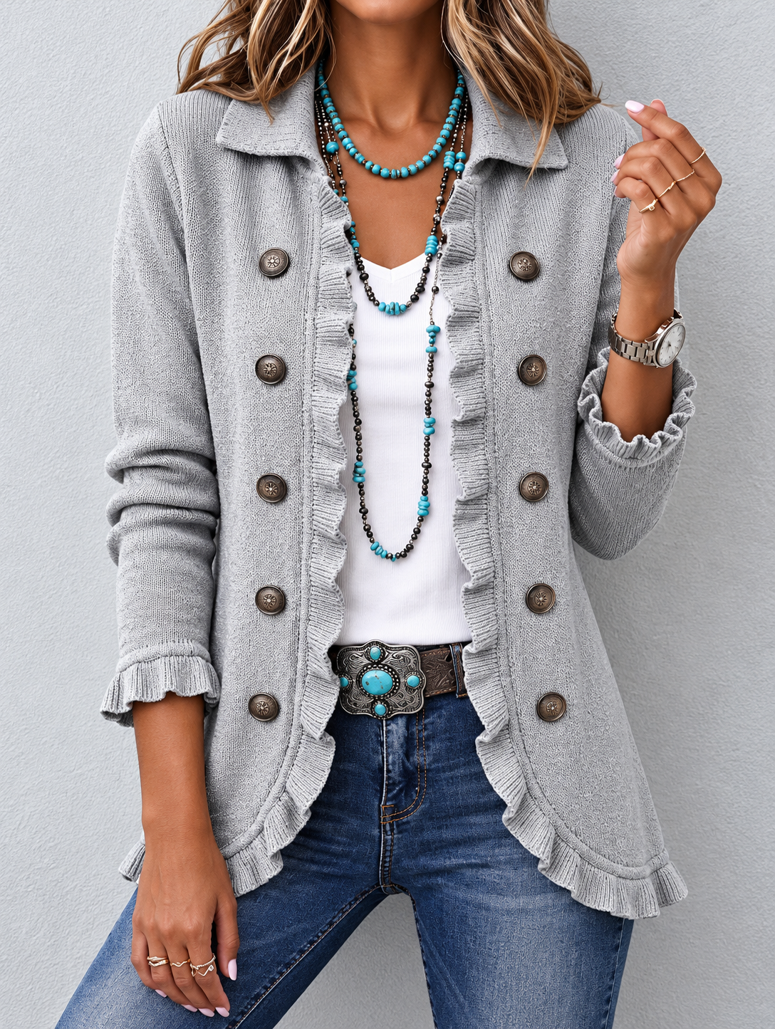 Chaqueta Mujer Gris con Botones y Acabado de Volantes.